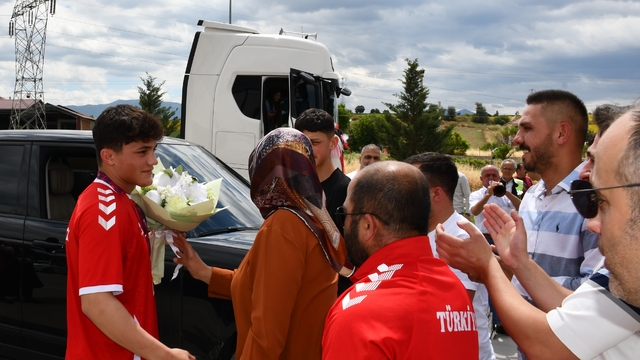 Avrupa 15 Yaş Altı Güreş Şampiyonası’nda altın madalya kazanan Yusuf, Samsun’da coşkuyla karşılandı