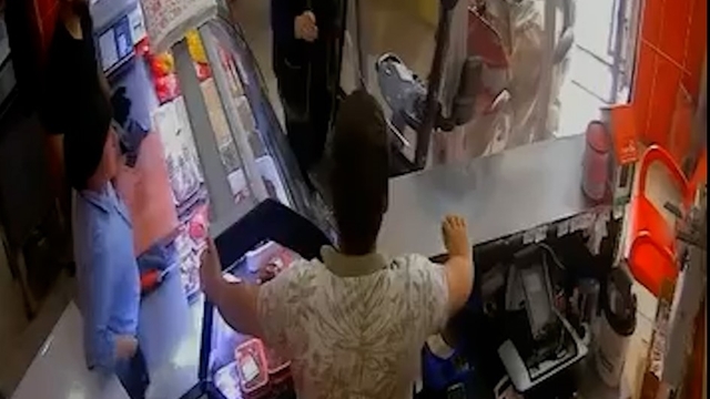 Elektrikli bisikletiyle kasap dükkanına daldı; o anlar kamerada