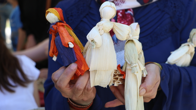 Festivalin gözdeki mısır yapraklarından yapılan bebekler oldu