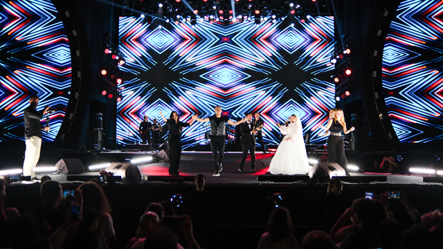 Haluk Levent, yeni evli çiftle sahnede çiftetelli oynadı, balayı sözü verdi