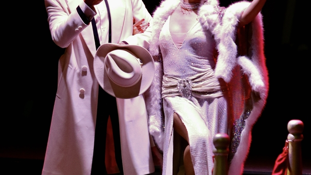 Hollywood’un romantik komedisi “Singin’ in the Rain” müzikalinin Türkiye prömiyeri yapıldı