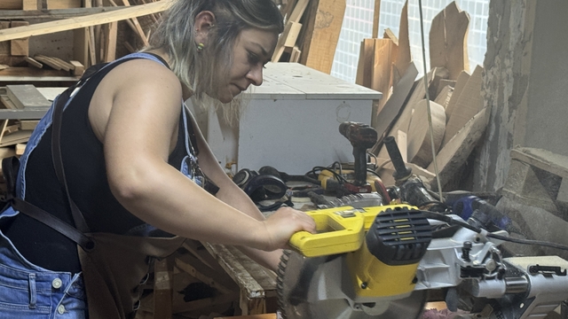 İstediği mobilyaları ürettiremedi, marangoz tezgahının başına geçen kadın herkesi şaşırttı