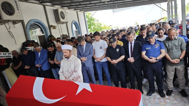 Kalp krizi sonucu vefat eden polis memuru toprağa verildi