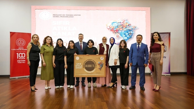 Öğrencilerin atık malzemeler ile yaptıkları Nikola Tesla tablosu Türkiye 1’incisi oldu