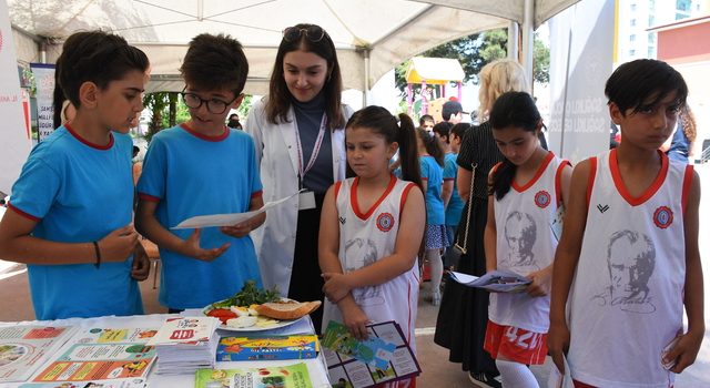 “Sağlık elçileri” ilkokul arkadaşlarına Heimlich manevrasını öğretti, obezite kontrolü yaptı