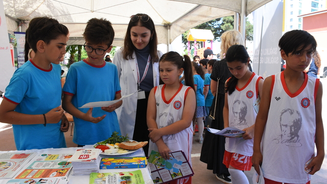 “Sağlık elçileri” ilkokul arkadaşlarına Heimlich manevrasını öğretti, obezite kontrolü yaptı