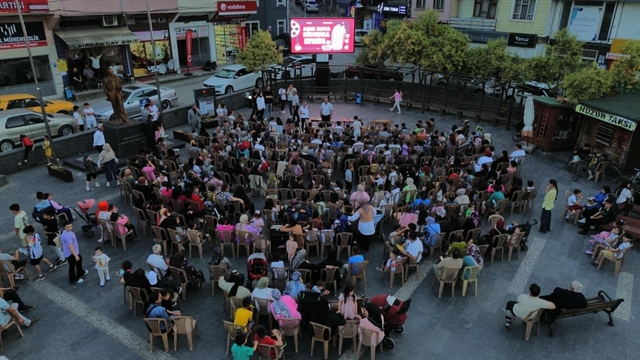 Salıpazarı’nda çocuklara açık hava sinema etkinliği düzenlendi