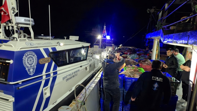 Samsun açıklarında kaçak olarak avlanan 6 ton kalkan balığı ele geçirildi