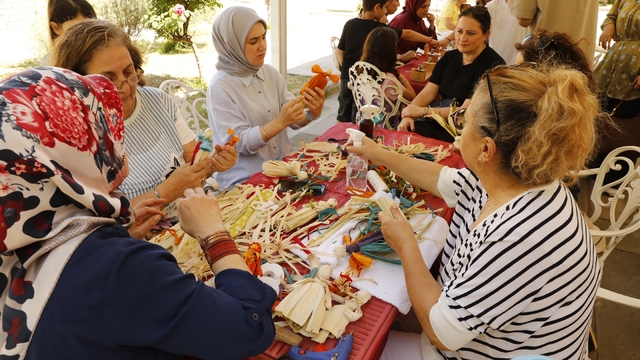 Samsun Kültür Yolu Festivali’nde katılımcılar el sanatlarını deneyimliyor