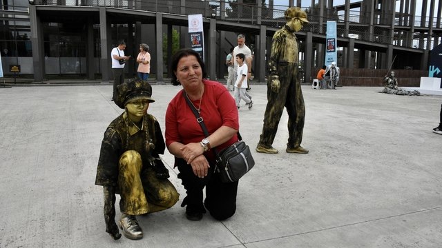 Samsun’da “canlı heykel” performans sanatı sergileniyor