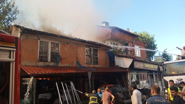 Samsun’da fırında çıkıp evlere de sıçrayan yangın korkuttu