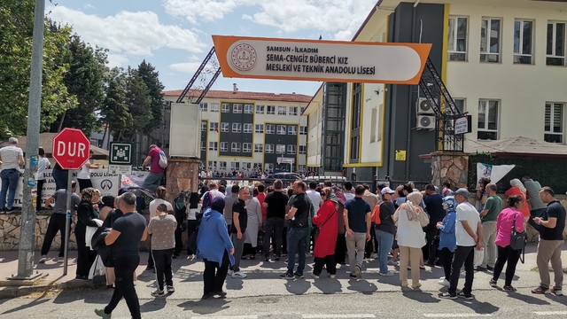 Samsun’da LGS heyecanı; çocuklar sınavda, aileler de dışarıda terledi