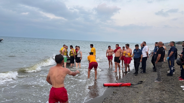 Samsun’da sandalları alabora olan 3 kişiyi ekipler kurtardı