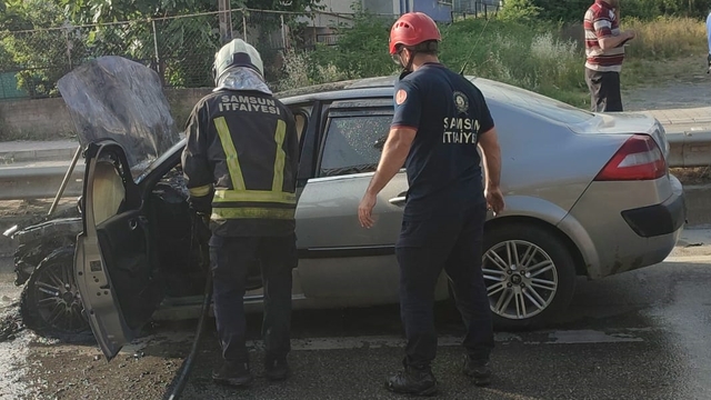 Samsun’da seyir halinde alev alan otomobil kullanılamaz hale geldi