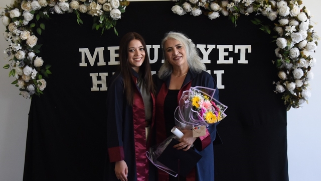 Samsun’da üniversiteyi birlikte okuyan anne kız diplomalarını aldı