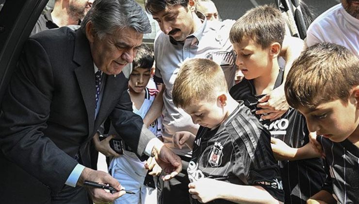 Serdal Adalı, Tüpraş Stadı’nda çocuklarla bir araya geldi