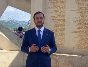 AK Parti İstanbul İl Başkanlığı 15 Temmuz Şehitler Anıtı’nı ziyaret etti