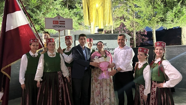 Alaçam’da halk oyunları ekipleri gösteri sundu