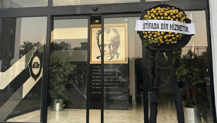 Altay’da yönetime siyah çelenk protestosu