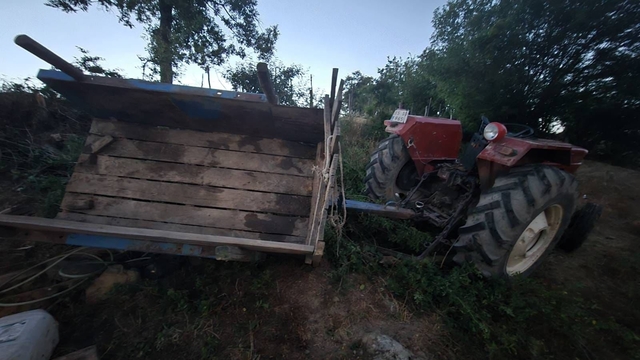 Devrilen traktörün altında kalan kadın ağır yaralandı