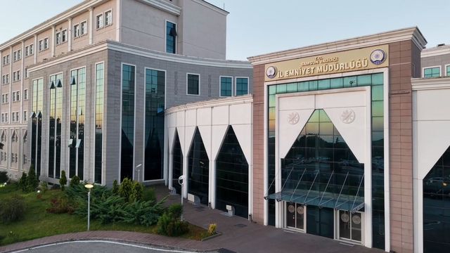 Gazi polis memuruna yumruk atıp tişörtünü yırttı