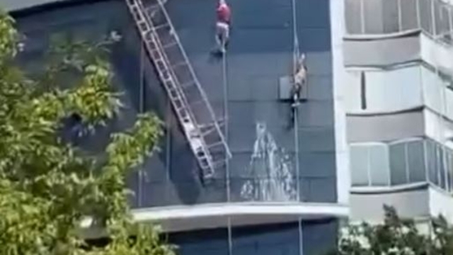 İki işçinin üzerinde çalıştığı iskelenin asma halatı koptu