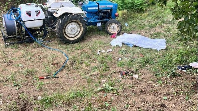 İlaçla yaparken fenalaşıp düştüğü traktör, üzerine devrildi