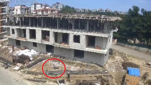 İnşaattan düşen ustanın bacağına demir saplandı; olay kamerada