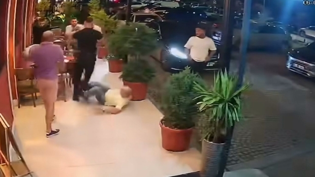 İş yerinde 2 kişinin yaralandığı silahlı saldırı kamerada