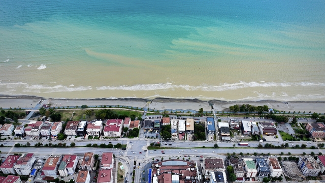 Karadeniz’de sağanak sonrası denizin rengi “kahverengi” oldu