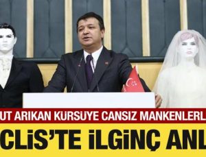 Meclis’te ilginç anlar: Mahmut Arıkan kürsüye gelin ve damat mankeniyle çıktı