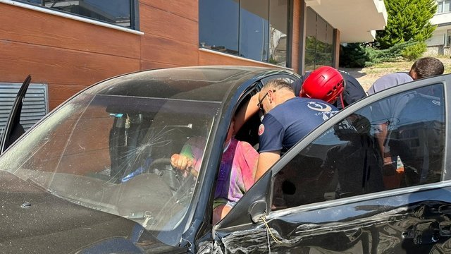 Otomobil apartmanın garaj kapısına çarptı; yönetici yaralanan sürücüden şikayetçi oldu