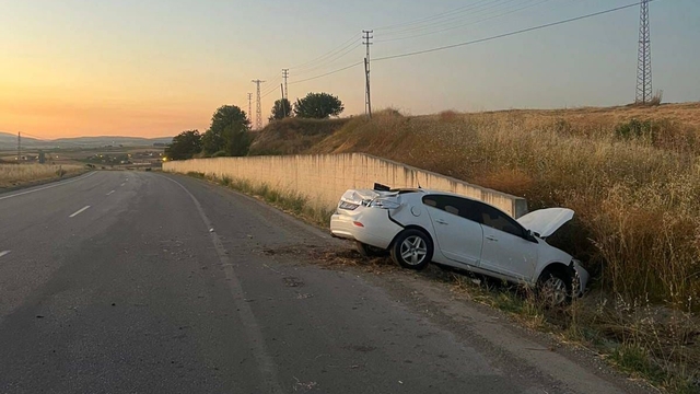 Otomobil beton bariyere çarptı, alkollü sürücü ağır yaralandı