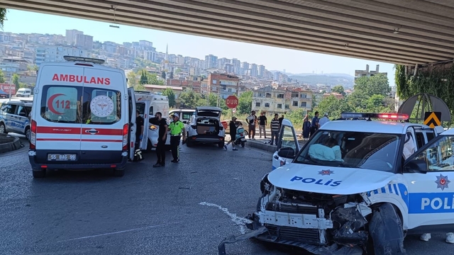 Polis otosu ile otomobil kavşakta çarpıştı; 2’si polis, 3 yaralı