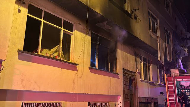 Samsun’da bir binada çıkan yangında 3 kişi dumandan etkilendi