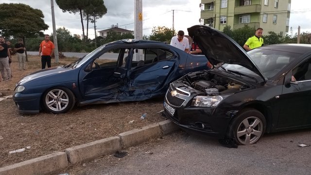 Samsun’da iki otomobil çarpıştı, 8 kişi yaralandı