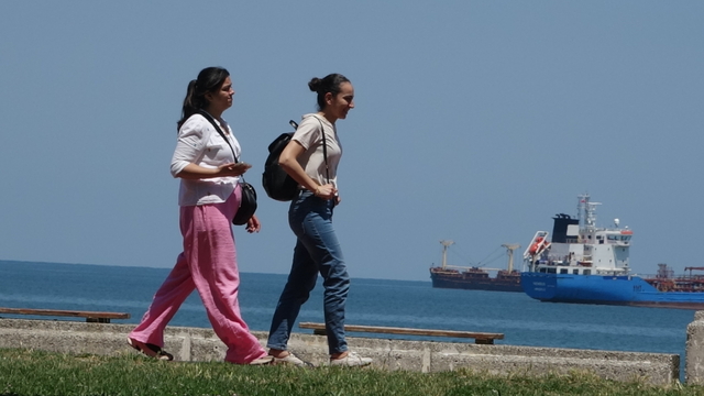 Samsun’da sıcaktan bunalanlar gölgelerde serinledi