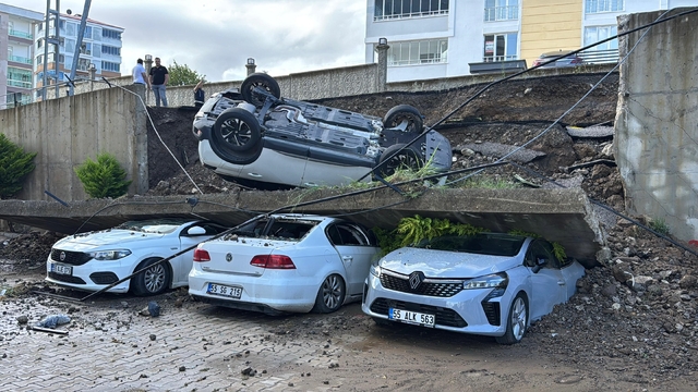 Samsun’da sitenin istinat duvarı yıkıldı; 4 araç hurdaya döndü