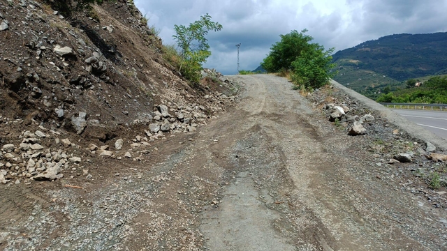 Samsun’un Ayvacık ilçesinde sağanak nedeniyle toprak kayması oluştu