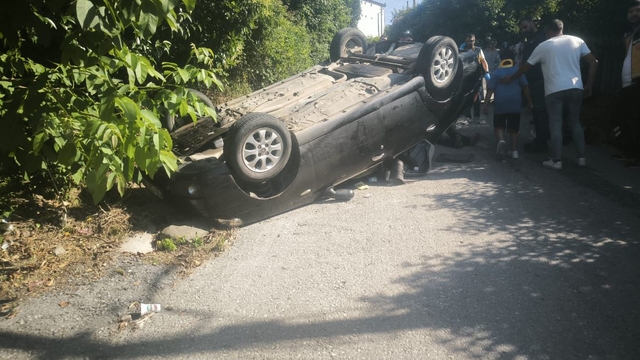 Seyir halindeki otomobil takla attı; 4 yaralı