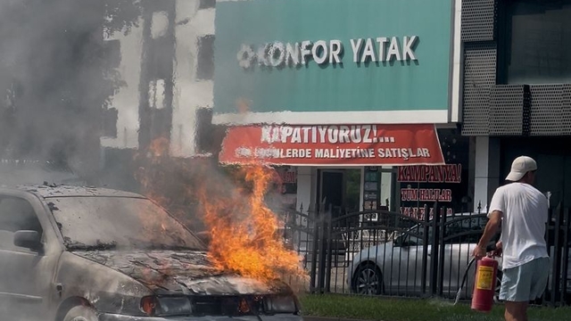 Sürücünün otomobilindeki yangına müdahalesi kamerada