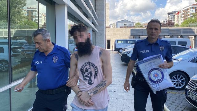 Yeğeniyle sevgili olduğu için kapısına geleni bıçakladı