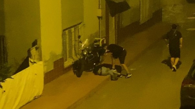2 kişinin sokak ortasında darbedildiği anlar kamerada