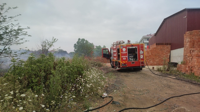 Çarşamba’da sazlık alanda çıkan yangın söndürüldü