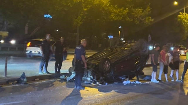 Çekiciye çarpan otomobildeki çift yaralandı