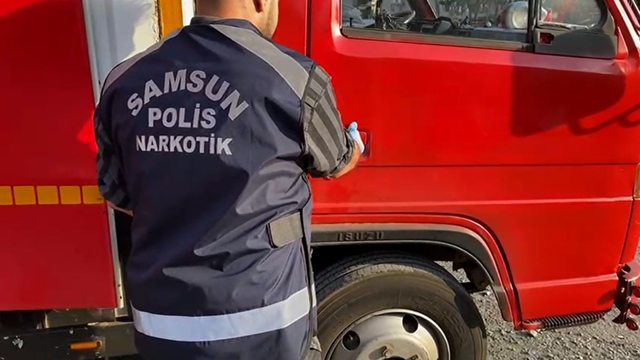 Kamyonetle uyuşturucu taşıyan 2 şüpheliye gözaltı