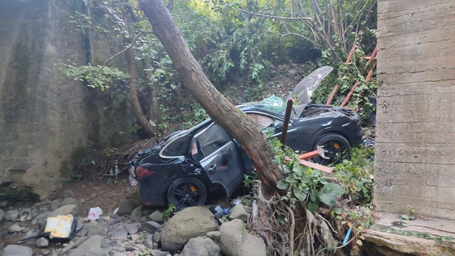 Otomobil köprüden uçtu; 1 çocuk öldü, 2’si çocuk 3 yaralı