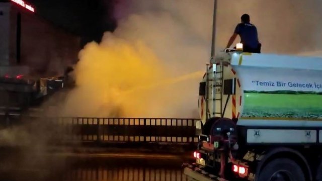 Polisin yanan kamyona belediyenin sulama tankeriyle müdahalesi kamerada