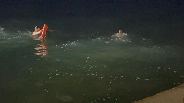 Sahilde alkol aldığı gerekçesiyle ceza kesildikten sonra denize düştü