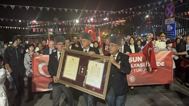 Samsun’da 30 Ağustos Zafer Bayramı dolayısıyla fener alayı düzenlendi